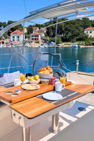Bavaria Cruiser 34 - Cockpit